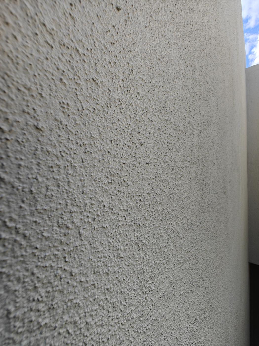 Crepi in rotsstructuur in Antwerpen: gesponste afwerking