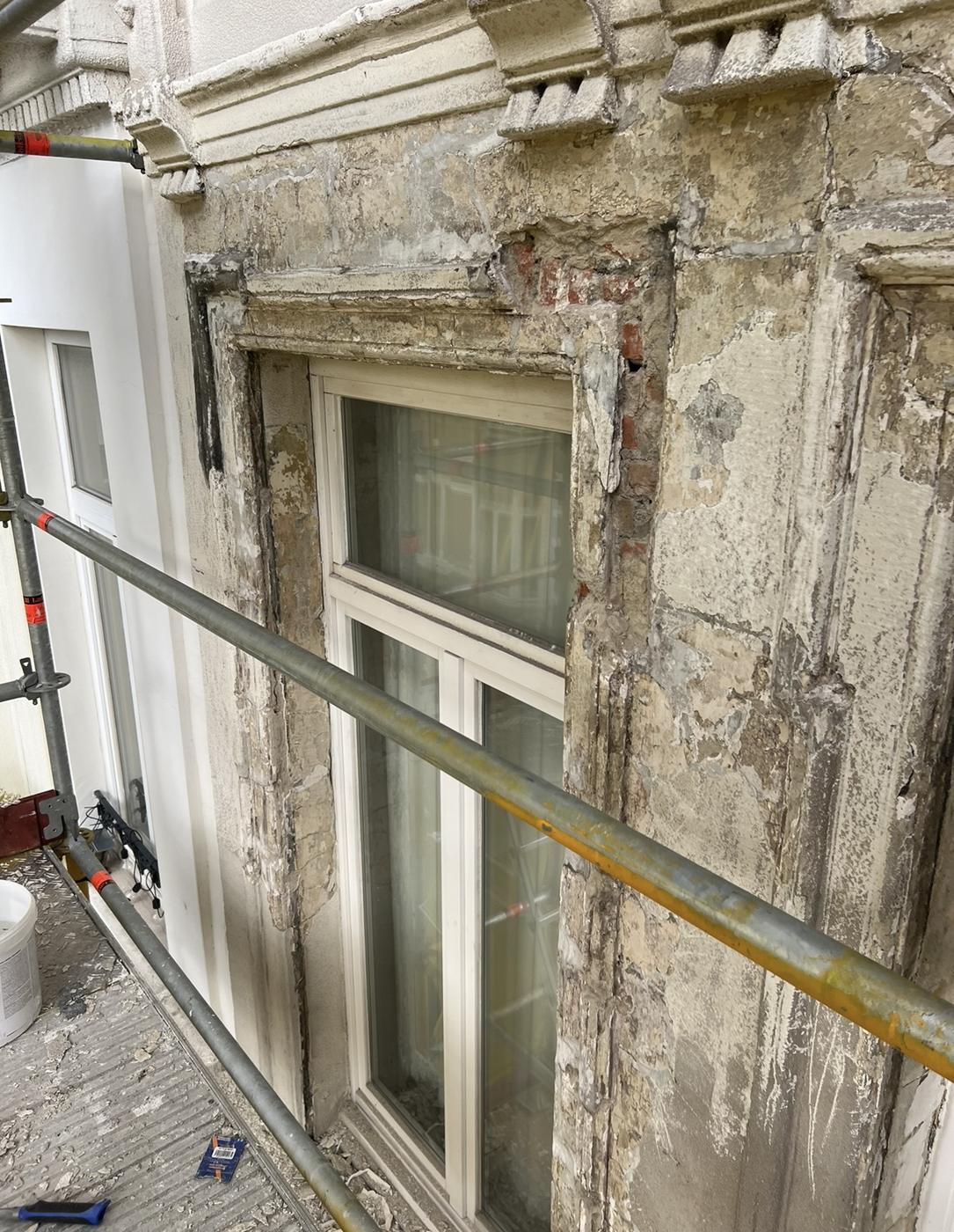 Renovatie van een voorgevel in Borgerhout: zwaar beschadigde moluren